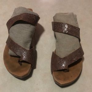 Cydwoq wooden soled sandals